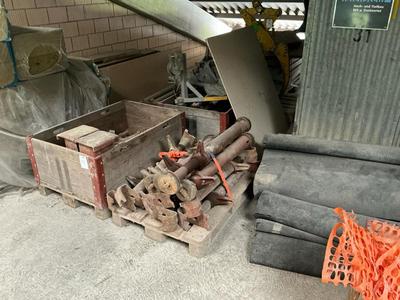 Übersichtsbild von Various contractor materials